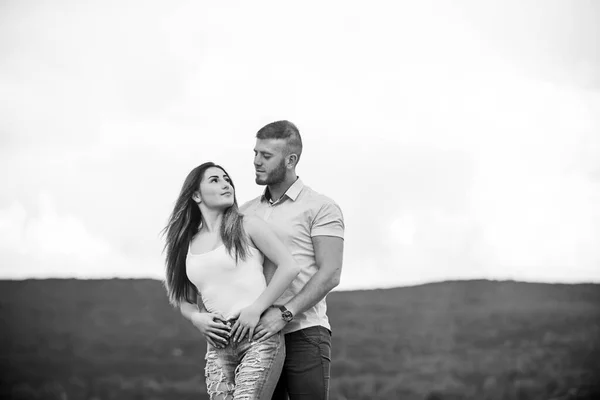 Ensemble pour toujours. Une histoire d'amour. Des relations romantiques. Relation mignonne et douce. Couple amoureux. Concept d'objectifs de couple. Homme et femme câlinent le fond de la nature. L'amour familial. Dévotion et confiance — Photo