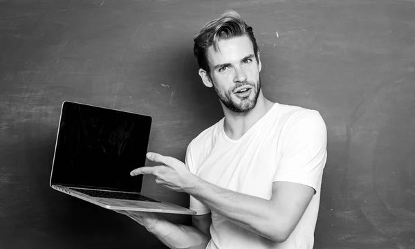 Ansök online kurs för programmerare. Programmering webbutveckling. Studerande lär sig programmeringsspråk. Lärarprogrammering med laptop. Snygg man använder modern teknik. Digital teknik — Stockfoto