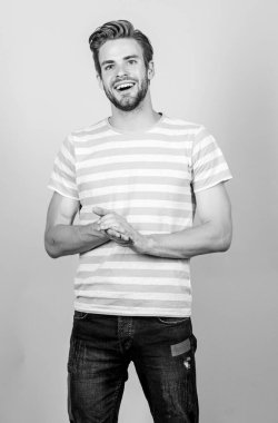 Erkek modası ve güzellik. Mükemmel kaslı adam görünüşü. Moda gömlekli mutlu adam. Erkek manken. Yaz modası. Tıraşsız öğrenci. Gündelik stilde seksi maço. Kişisel bakım