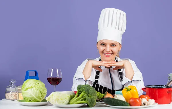 Ät sunt, lev längre. Matlagning färska grönsaker. Lycklig kock kvinna. kulinariska och köket. Att vara riktigt professionell. miljövänliga produkter för matlagning. Kock färska och läckra grönsaker för matlagning — Stockfoto