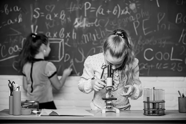 Pesquisas em laboratório de ciências. experimentos científicos em laboratório de química. Pesquisa de química. Raparigas no laboratório da escola. Educação Química. cientista trabalhar com microscópio. Lição de biologia — Fotografia de Stock