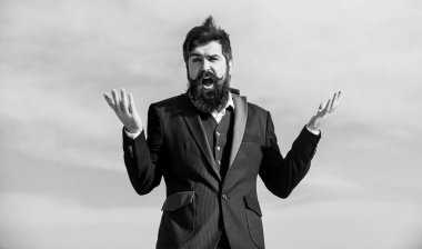 Beklenmedik bir şans. Gelecek için umutlu ve kendinden emin. Sakallı iyimser iş adamı resmi gökyüzü kıyafeti giyer. Başarı ve şans. İyimser bir ruh hali. İyimser gibi düşün. İyimser olmak.