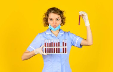 Profesyonel tıbbi aşı geliştirme. Coronavirus tedavisi. Doktor Solunum maskesi. Enfeksiyon aşısı ve kan testi. Tıp işçisi tüpleri test ediyor. Kan örnekleri. Aşı oluşturuluyor