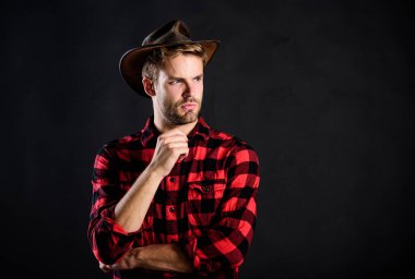Yurtdışındaki Amerikalıların mimari imajı. Kovboy hayatı çok romantikleşti. Erkek traşsız kovboy siyah arka planı. Erkeklik ve vahşet kavramı. Kovboy tavırlarını moda olarak benimse.