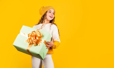 Uluslararası Çocuk Günü. Aile geleneği. Güzel bir hediye paketi. Başkasına ver. Bayramları severim. Kış tatili Makyajcı kız hediye kutusunu tutuyor. Çocuk hediye kutusunu tut. Mutlu müşteri.