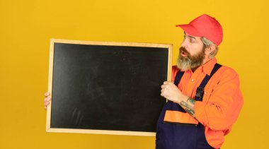Tamirci teknik işler yapıyor. İnsan işçi tahtası kopyalama alanı tutar. Elektrikçi tesisatçı tamirci. Tamirci. İnşaat işçisi. Teknisyenleri tamir ediyorum. Oda servisi şirketi. Sunduğumuz hizmetler