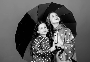 Parlak şemsiye. Birlikte mutlu olmak daha kolay. Bulutlarda gökkuşağı ol. Yağmurlu gün eğlencesi. Şemsiye altında iyi yürüyüşler. Çocuklar şemsiye altında mutlu arkadaşlar. Uygun giysilerle yağmurlu hava