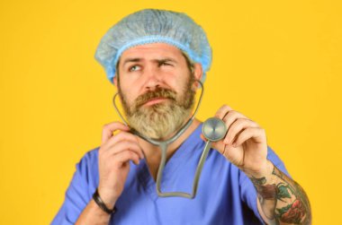 Sağlık kontrolü. Doktorların özellikleri. Yoğunlaşmış doktor steteskop kullanıyor. Epidemy sağlık tehlikesi. Wuhan, Çin 'den gelen Coronavirus' u yaymak. Aşı bağışıklığı etkinleştirir. sağlık ve sağlık kontrolü