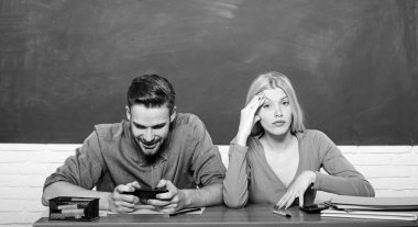 Üniversite eğlencesi. Modern eğitim. Üniversitede eğleniyorum. Kolejin tadını çıkarıyorum. Kız ve erkek dertsiz tasasız sınıfta otururlar. Üniversitede ya da üniversitede okumak. Üniversite okuyan arkadaşlar.