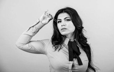 Kaş Düzeltme. Kirpik ustası kadın cımbız tutuyor. Güzellik uzmanı. Kalıcı makyaj. Güzellik uzmanı dokunuşu. Kirpik uzatma prosedürü. Mikroplu kaş. Güzellik salonunda kaşlarını cımbızla çıkaran bir kız.