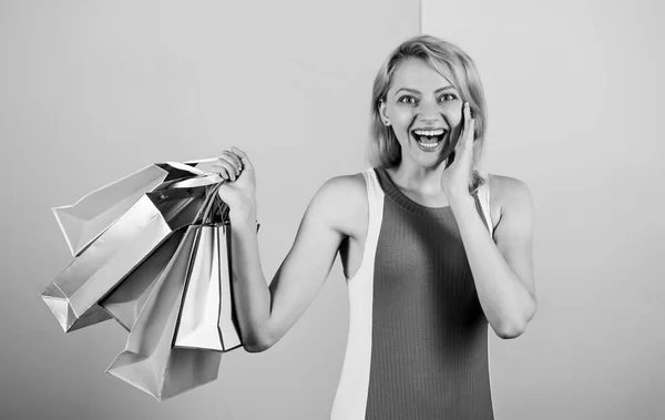 Descuentos y programa de lealtad. Venta real. Mujer en gira de compras. Chica con bolsas de papel. Concepto Viernes Negro. Feliz día de compras. Retail y consumismo. Impacto ecológico. Satisfecho con sus compras —  Fotos de Stock