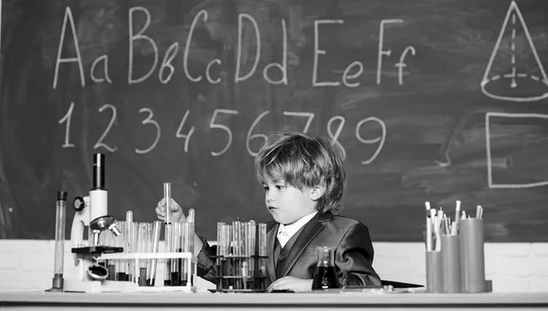 Το αγοράκι κάνει επιστημονικά πειράματα. Ένα μικρό αγόρι στο μάθημα. Πίσω στο σχολείο. Βιολογία. Επιστήμονας σχολιαρόπαιδο. πειράματα με μικροσκόπιο στο εργαστήριο. Χρήση σύγχρονων τεχνολογιών — Φωτογραφία Αρχείου