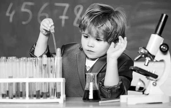 Kleiner Junge mit Mikroskop in der Schulstunde. Schüler experimentieren im Labor mit Mikroskop. Mikroskop im Labor. Zurück zur Schule. Schüler schauen durchs Mikroskop. Kleiner Junge im Science Camp — Stockfoto