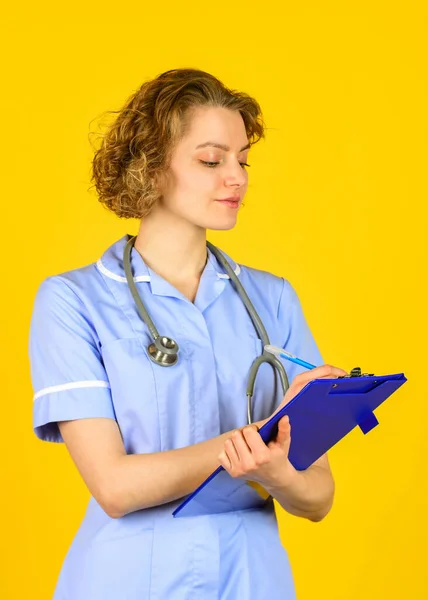 Kadın doktor tedavi öneriyor. Özel klinik hastanesi. Yerel sağlık yetkilisi. Doğrudan doğru sağlık merkezine. Hemşire bilgilendirme. Sağlık çalışanı. Sağlık sigortası. Protokol yazılıyor. Burayı imzala — Stok fotoğraf