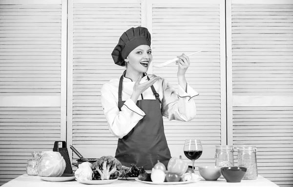 맛있는 식사를 해 보 세요. 건강에 좋은 배급. 여성 전문 요리사가 숟가락을 쥐고 있습니다. 다이어트 개념. 건강 한 채식주의자와 채식주의자의 요리법입니다. 건강 한 식사를 하 십시오. 요리하는 여자는 나무 숟가락을 쥐고 있다. 건강에 좋은 요리법 — 스톡 사진