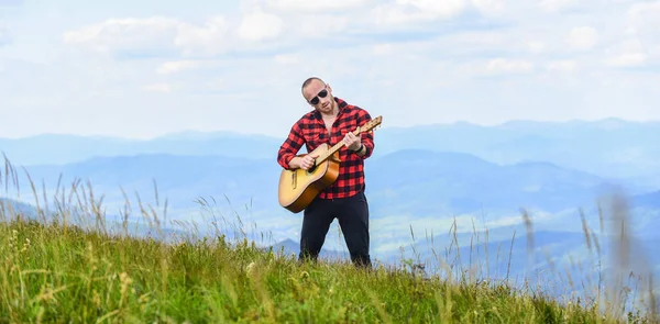 Deine Musik. glücklich und frei. Cowboy-Mann mit Akustik-Gitarrist. Countrymusik. sexy Mann mit Gitarre im karierten Hemd. Hipster-Mode. Westerncamping und Wandern — Stockfoto