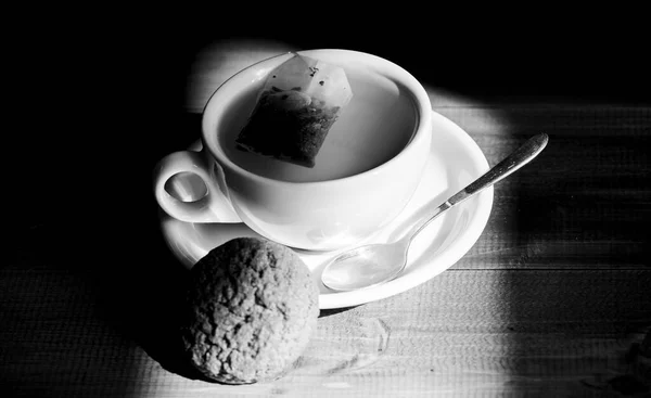 Relaxing chamomile tea. Cup mug hot tea and oat cookie. Quick snack concept. Mug filled tea close up. Herbal green or black whole leaf. Process tea brewing ceramic mug. Inspiration and peaceful mood — Stock Photo, Image