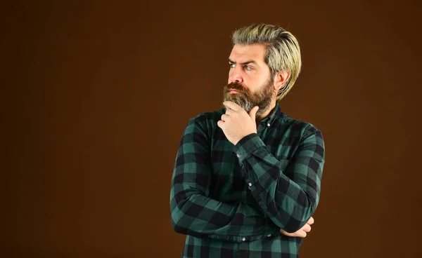 Barbershop-tjänster. Frisörsalong. Hipster blekt hår. Frisör på modet. Skäggig man långt skägg. Brutal kaukasisk hipster med mustasch. Porträtt orakad kille. Barbershop-klient — Stockfoto