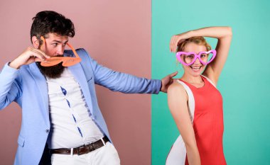 Parti havası. Çiftler eğleniyor. Ofis partisi. Başarıyı kutluyoruz. Dalgamı yakala. Rahatla ve eğlen. Şirket kültürü. Tatili kutluyoruz. Sakallı adam, güzel kadın parti gözlükleri kutluyor.