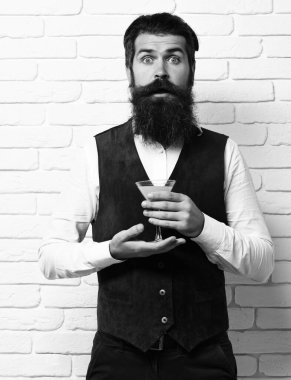 Şaşırtıcı yakışıklı sakallı adam