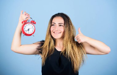 Başarı. Kadının geç kalması. İş için son gün. Zaman yönetimi. Zaman dilimi. Dakiklik ve disiplin. Kız çalar saati tutuyor. Rejim erken uyanma. Zil çalıyor. Günaydın. Stres kavramı