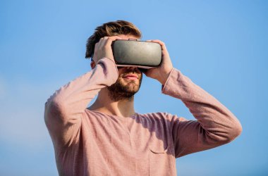 Sanal gerçeklik gözlükleri. Kablosuz sanal gerçeklik gözlüklü yakışıklı adam. Oyun online. Artırılmış gerçeklik. Oyuncu konsepti. Modern teknoloji. Dijital gelecek ve yenilik. Siber uzay. Sanal gerçeklik