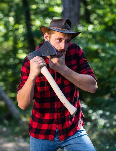 Tjuvjägare i skogen. Avskogning. Ranger eller tjuvjägare. man skogvaktare använda yxa. sök ved för picknick lägereld. Att överleva i vild natur. människa och natur. man vandring i trä — Stockfoto