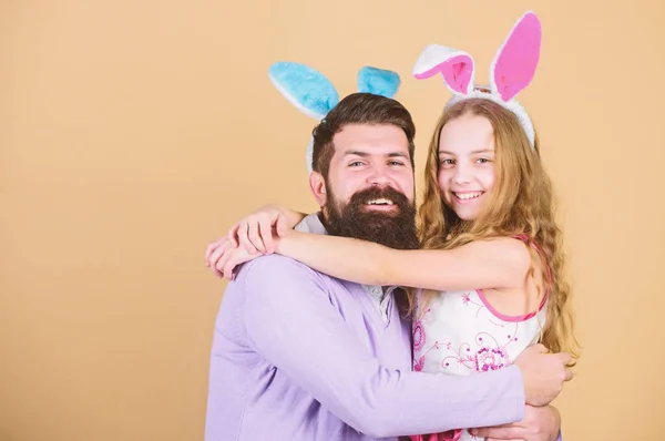Любити всіх вас. Щаслива родина. Сімейні святкування Великодня. Щасливий батько і дитина обіймати на Великдень. Родина батька і дочки носіння Пасхальний кролик вуха. Сім'я в стилі Пасхальний заєць — стокове фото