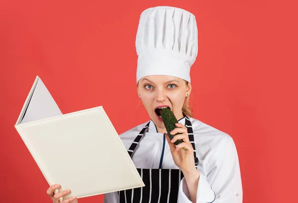 Master class för matlagning av kulinarisk konst. Gourmetmat av kocken. koncept för matlagning hemma. Kock kvinna söker recept. kulinariska instruktioner på internet. restaurang meny design. kopieringsutrymme — Stockfoto