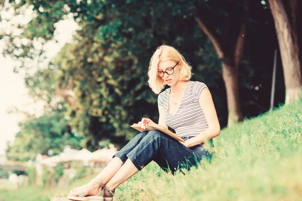 Leggi la favola. donna nel parco a leggere un libro. La lettura è il mio hobby. Studio estivo. Storia interessante. Rilassati e ottieni nuove informazioni. studentessa con libro all'aperto. ispirato da autore novello — Foto Stock