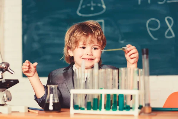 子供は化学を学ぶ。バイオテクノロジーと薬局。天才弟子。教育の概念。化学の実験者だ。才能ある科学者だ。少年試験管の液体化学。化学分析 — ストック写真