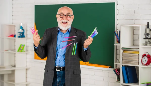 Education trends. Adaptive learning systems use data adjust learning individual scale. Senior intelligent man teacher at chalkboard. Education goals. School education concept. Useful knowledge — Stock Photo, Image