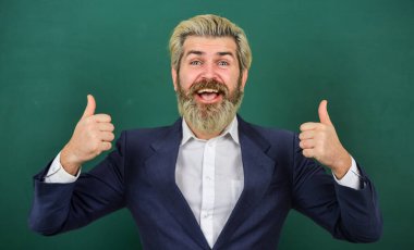 Okul reklamı konsepti. İlham verici alıntılar. Üniversite tarafından tanıtılıp hoş karşılandı. Öğretmen konuyu açıkla. Okulun önündeki erkek öğretmen yazı tahtası fotokopi alanı. Duyuru kursları