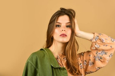 Havalı ve seksi. Kendi stili. Güzellik trendi. Güzel yüzlü bir kadın portresi. Gerçek kadınlar için kuaför salonu. Deri bakımı konsepti. Kadın moda tarzı. Kızın uzun saçları var. makyaj ve kozmetik