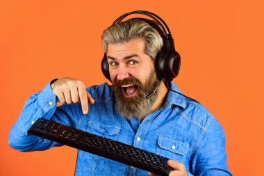 Blogcu içerik oluşturur. Destek, çağrı merkezi ve müşteri hizmetleri yardım masası. Bilgisayar oyunu oynayan bir oyuncu. Dijital Müzik Oluşturma. Sakallı adam kulaklık ve klavye dinle. iletişim konsepti