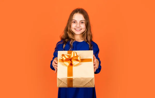 Chica sostiene la caja de regalo. El niño pequeño celebra la fiesta tradicional con el regalo. Compra regalo. Compras en línea. Regalo de cumpleaños. Difundir el amor. El día de las madres reconoce la maternidad de las madres y los vínculos maternos — Foto de Stock