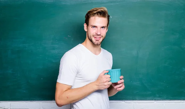 Il est temps de faire une pause. homme en classe. Il est temps de se reposer. la vie universitaire. Le professeur a besoin d'une pause café. Bonjour. Bonjour. retour à l'école. énergie et inspiration pour l'éducation. homme au tableau noir boire café — Photo