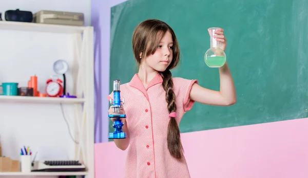 Esto es lo que estamos probando hoy. de vuelta a la escuela. educación en biología. chica estudiar química con tubo de ensayo. lección de ciencia con microscopio. Laboratorio escolar. nueva tecnología. niña pequeña con frasco — Foto de Stock