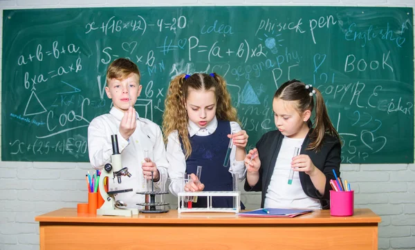 Fascinating chemistry. Basic chemical reactions. Group school pupils study chemistry in school. Boy and girls enjoy chemical experiment. Organic chemistry is study of compounds containing carbon — Stock Photo, Image