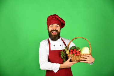 Şef lahana, turp, brokoli ve havuç tutuyor..