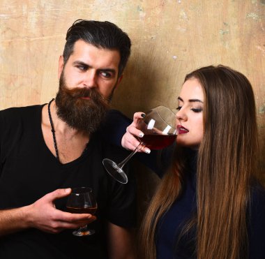 Sakal ve kız tutun içecekler bej renkli arka plan üzerinde olan adam