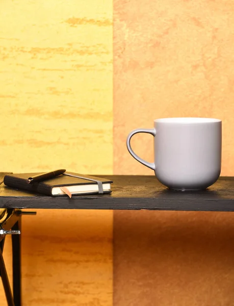 Té o café sobre mesa negra en interior moderno. —  Fotos de Stock