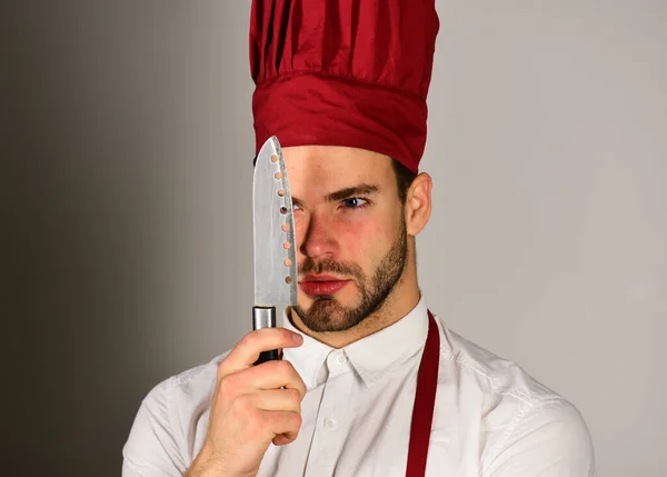 Koken werkt in de keuken. Chef met aandachtig gezicht — Stockfoto