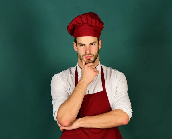 Концепція приготування їжі. Шеф-кухар з вдумливим обличчям — стокове фото