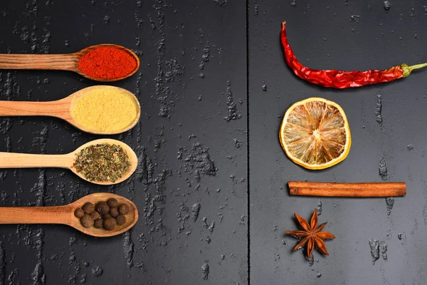 Colheres de madeira com páprica, açafrão, ervas e pimenta — Fotografia de Stock