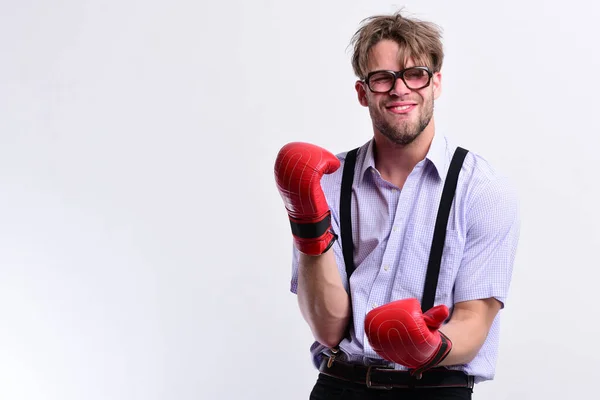Hombre divertido boxeador flaco en gafas aisladas sobre fondo blanco , —  Fotos de Stock