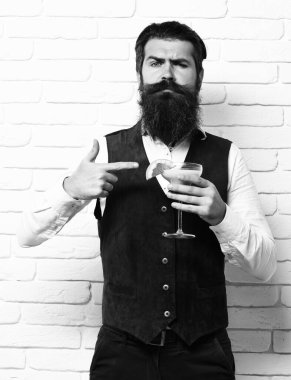 Gerçekten yakışıklı sakallı bir adam.