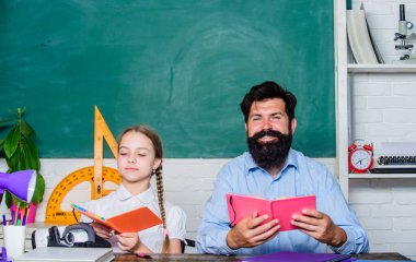 Çocukla birlikte sakallı pedagog çalışması. Ders çalışmak eğlencelidir. Öğretmen ve liseli kız. Görev başarıyla tamamlandı. Babamla evde eğitim. Çalışmaya yardım. Disiplin terbiyesi. Ders bitti.