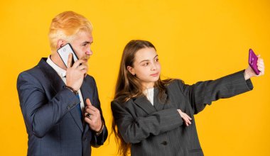 Medya içeriği. Sosyal ağlar. Başvuru çevrimiçi hizmetler. İnternet sörfü. Akıllı telefonları olan bir adam ve bir kız. Modern iletişim. Mobil iletişim. İletişim yetenekleri. İş iletişimi