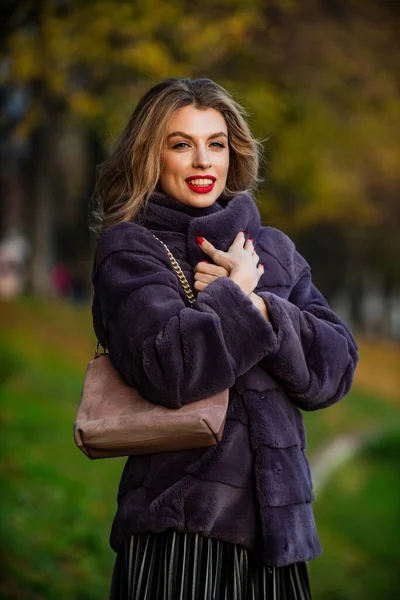 Szőrmók imádó. Szexi nő vörös ajkak viselnek szőrme kabát. Üzletasszony szőrmebundában. Elbűvölő hölgy. Hangulatos őszi ruha. Téli divat trendek. Luxus márka. Szőrmekabát. Puha kabát szőrös textúra — Stock Fotó